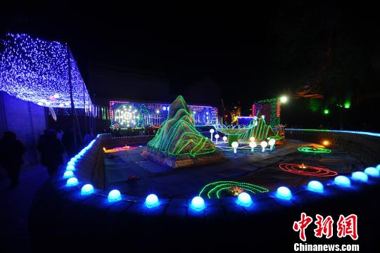 本届灯会借助IP的力量，以“溯时光新春游园灯会”为主题。张壁古堡景区供图