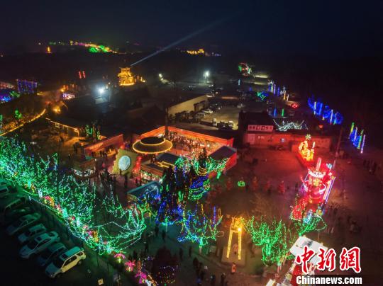 本届灯会借助IP的力量，以“溯时光新春游园灯会”为主题。张壁古堡景区供图