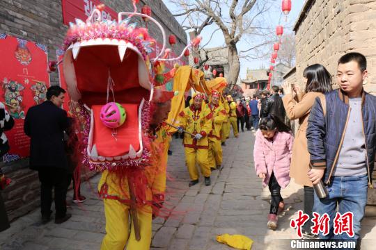 本届年俗活动新增了民俗内容和非遗表演，表现形式多样，内容丰富多彩，当地特色浓郁。张壁古堡景区供图