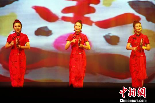 2019年“山东省非物质文化遗产月”1月28日晚在济南启动。图为曲艺串烧表演?！∷锖觇?摄