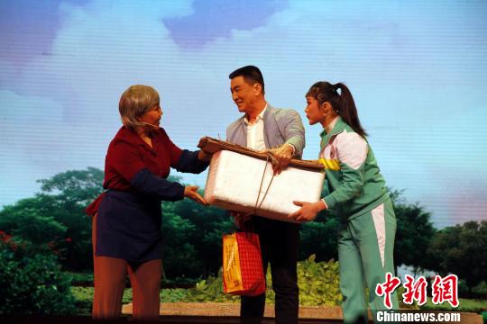 2019年“山东省非物质文化遗产月”1月28日晚在济南启动。图为表演《一个也不落下》?！∷锖觇?摄