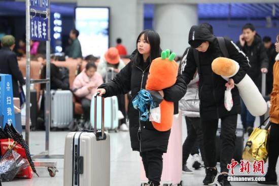 1月10日下午，南昌车站迎来学生客流。为满足高峰期学生取票需求，南昌车站提前对自助售票、取票机进行维护，并新增火车票学生优惠卡读卡器8台。期间，每天增派窗口售票人员加开窗口，南昌站开设14个人工窗口，南昌西站开设11个人工窗口，并增开学生取票专窗。同时安排工作人员在售票大厅、售取票机前对学生进行引导，方便学生更快、更好的购、取票。张杰 摄