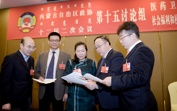 001医药卫生界委员小组会后，依然聚在一起就政府报告中提到的大力发展蒙医蒙药产业相关话题进行交流