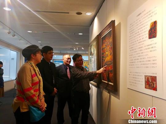 周榕清教授为观众导览?！×治那?摄