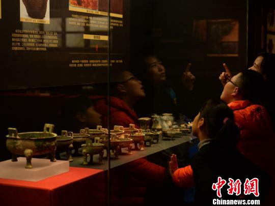 展出文物包括三批从海外回归故里的甘肃礼县大堡子山文物，以及国家博物馆、甘肃博物馆馆藏大堡子山精品文物以及早期秦文化考古出土的重要文物?！《∷?摄