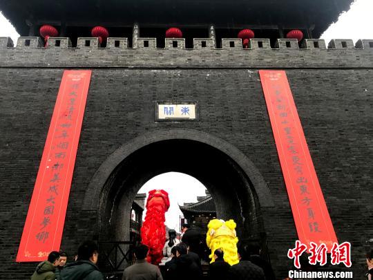 图为城门挂春联，扬州开门红?！〈藜衙?摄