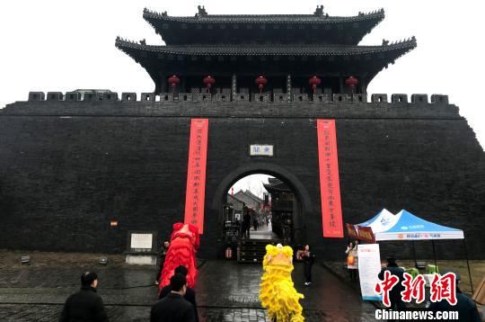 图为扬州东关城门高挂大红春联迎新春?！〈藜衙?摄