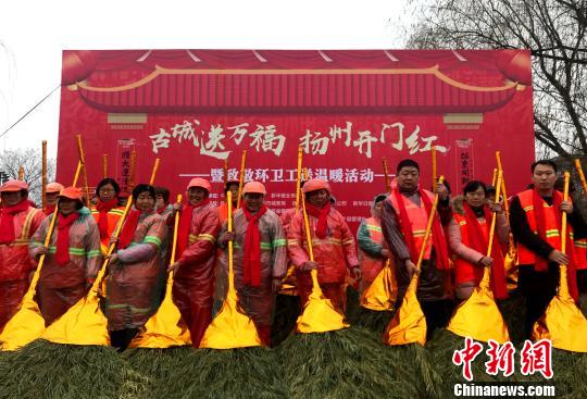 图为2018年“金扫帚”奖揭晓，108名环卫工获表彰。　崔佳明 摄