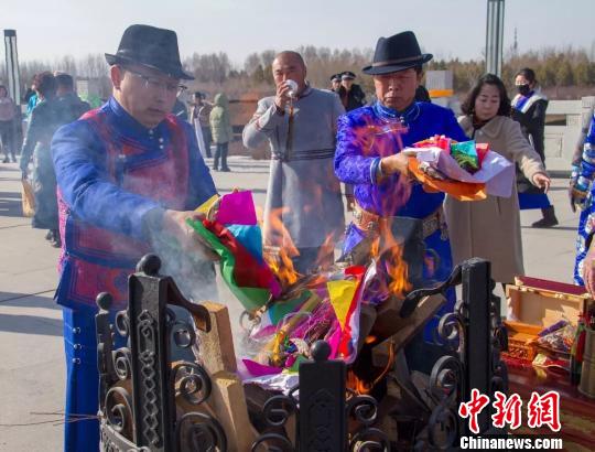 图为民众祭火。　胡杰 摄