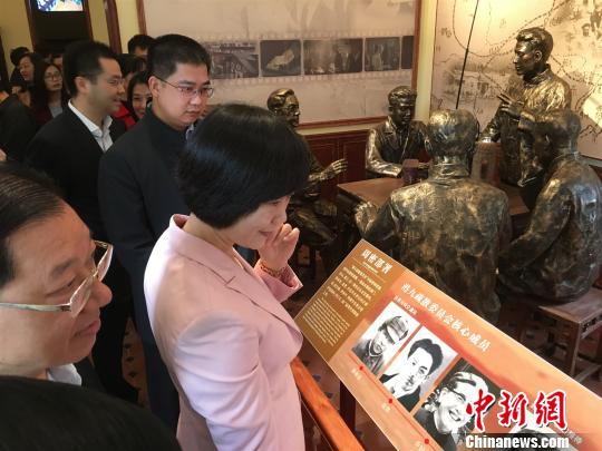 图为惠州市副市长陈高燕等参观“东湖旅店营救中国文化名人陈列馆” 宋秀杰 摄