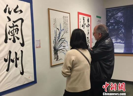 《海外华人写兰州国际书法展》在美国丹佛活动的展览厅一角?！≈有?摄
