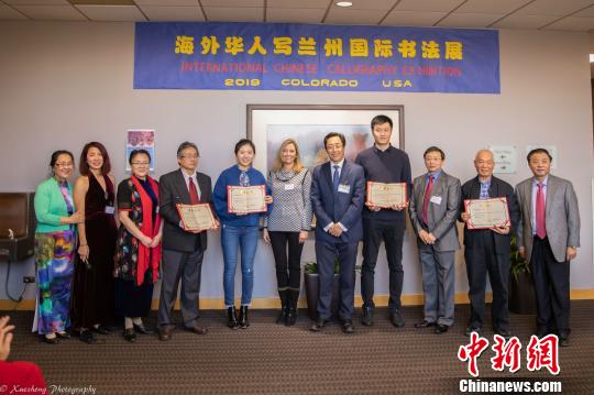 获奖者和嘉宾在展览开幕式上合影?！≈有?摄