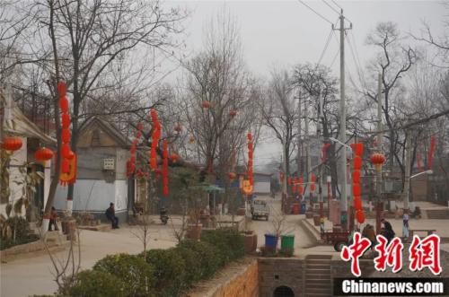 张学礼的家乡小张庄村已经挂上了红灯笼，年味十足。