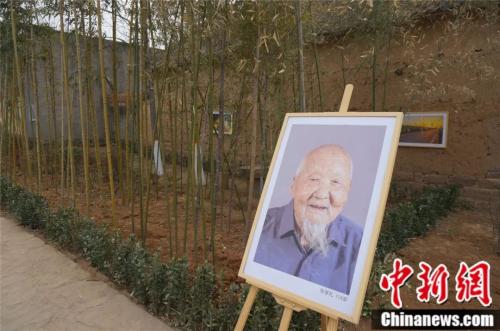 村里的摄影展展出了张学礼的肖像，老人俨然是全村人的宝贝。