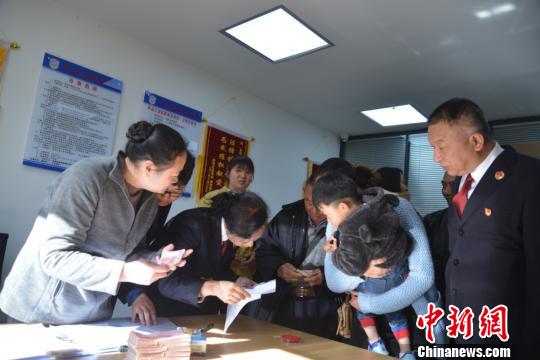 昆明37名农民工过年“讨薪难”检察官介入要回“血汗钱”