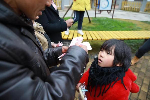 小女儿默默地帮爸爸数数目