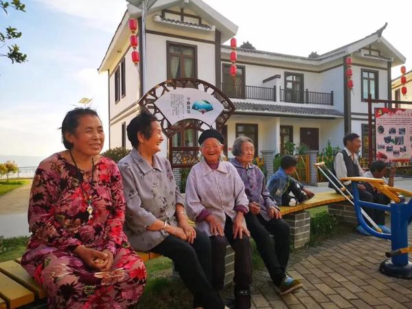 张奶奶和邻居唠家常