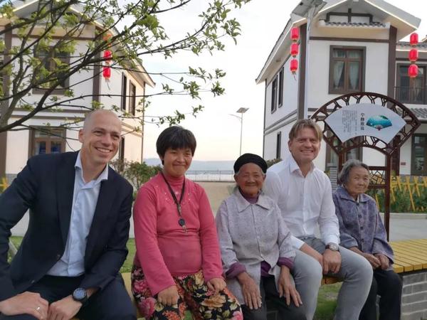 张奶奶和外宾合影