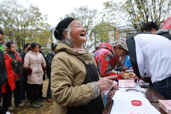 领到分红的张奶奶