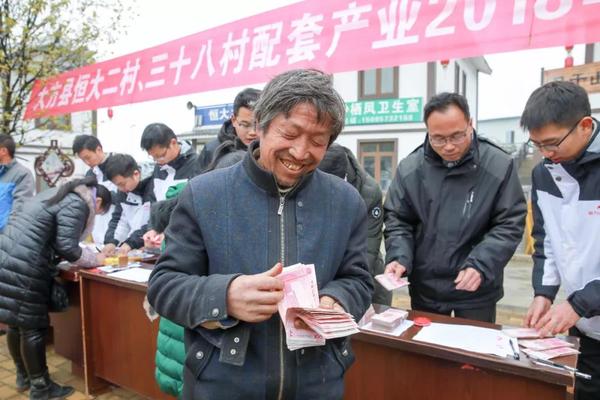 领到分红的彭德友喜上眉梢