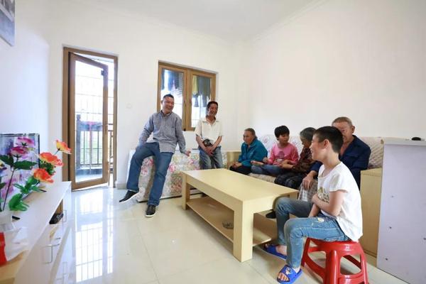 丁学志一家和串门的邻居们