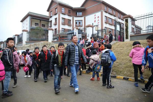 丁学志接儿子放学回家