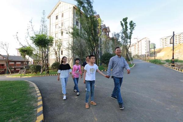 丁学志一家在小区散步