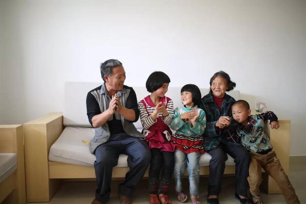 李福传一家在新居