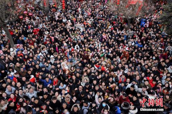 人山人海的游客。 王中举 摄