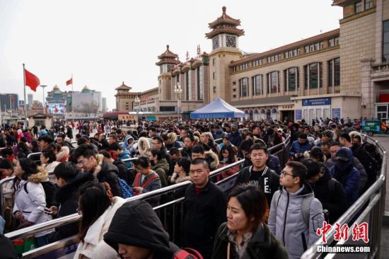 2月10日，春节长假最后一天，北京火车站迎春节假期返京客流高峰。据当地媒体报道，北京三大火车站的当日抵京客流预计将达到58.2万人，其中，北京站为16.5万人、北京西站为24.8万人、北京南站为16.9万人。图为旅客们在北京站前排队进入地铁。<a target='_blank' href='http://www.chinanews.com/'>中新社</a>记者 崔楠 摄