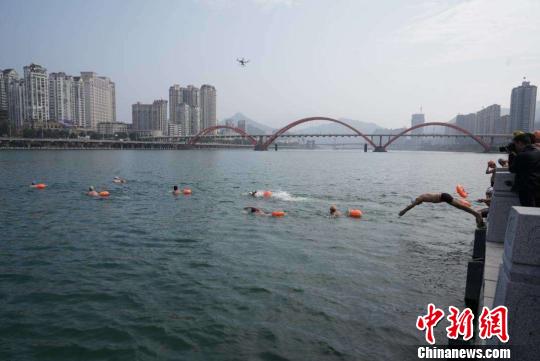 图为：浙江瓯江冬泳 周峰 摄