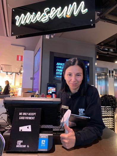 ▲近日，在瑞典斯德哥尔摩，阿巴乐队博物馆工作人员展示收银台前的支付宝标识。该博物馆近期面向中国游客推出多项便利措施，以期吸引更多参观者。新华社记者付一鸣摄