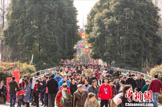 图为博物馆内熙熙攘攘的人群?！≈有?摄