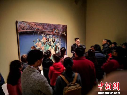 图为博物馆内熙熙攘攘的人群。　钟欣 摄