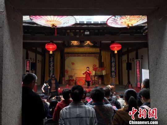 群众围观表演?！∫肚镌?摄