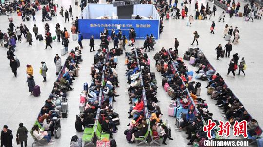 图为杭州东站?！≌澎匣?摄