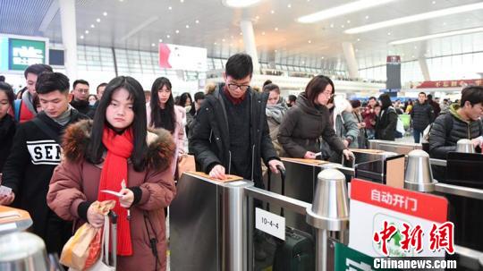 图为杭州东站?！≌澎匣?摄