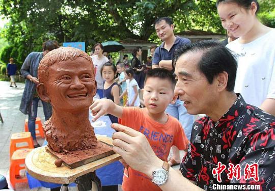 人物塑像 受访者供图