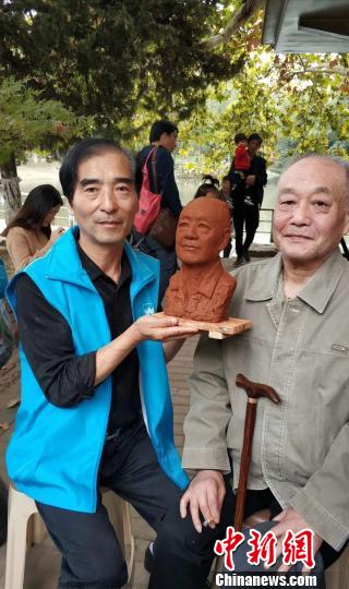 胡作林为市民塑像 受访者供图