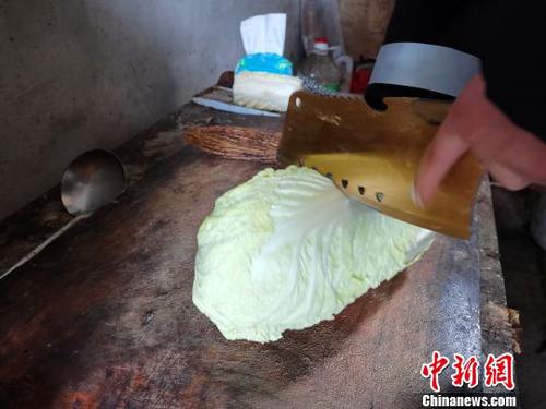 当天中午，刘奉智熟练地切白菜、刷锅、烧油，炖白菜汤，准备午饭?！『卵Ь?摄