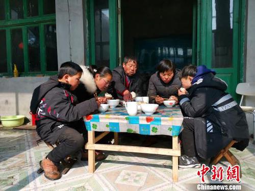 图为刘奉智一家人在吃饭?！『卵Ь?摄