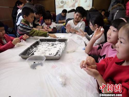 孩子们亲身体验做汤圆 柴家权 摄