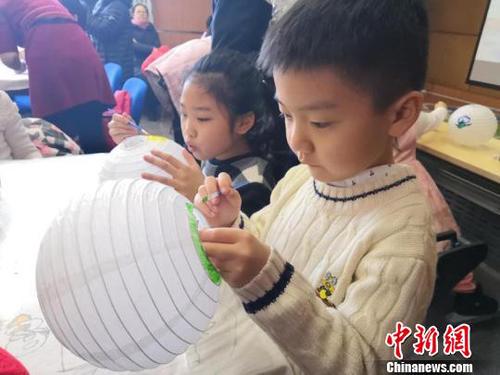 小朋友在花灯上勾勒自己对元宵佳节的理解与感悟 柴家权 摄
