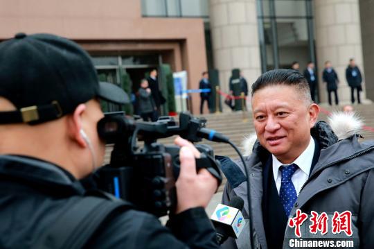 图为政协委员接受记者采访。　梁犇 摄