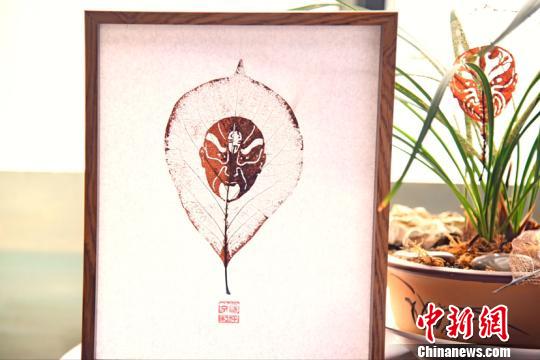 树叶上雕刻的京剧脸谱。王波 供图