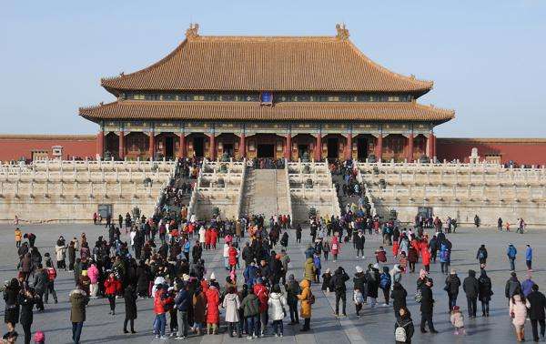 故宫博物院内外人头攒动，大批市民及游客冒寒风进宫过大年。