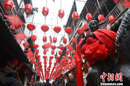 大红灯笼高高挂起。　泱波　摄