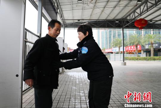 探访春运车站“无名英雄”：默默奉献尽显“达人”本色