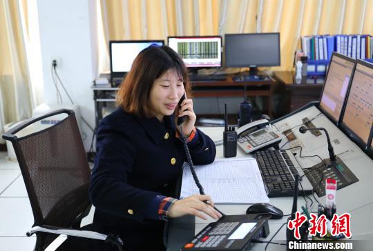 客运员刘韦林每天接打电话800余次。　李育全 摄