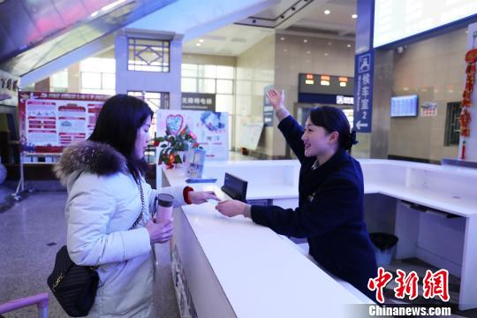 客运值班员唐荣婷每天回答旅客问讯5000多人次?！±钣?摄